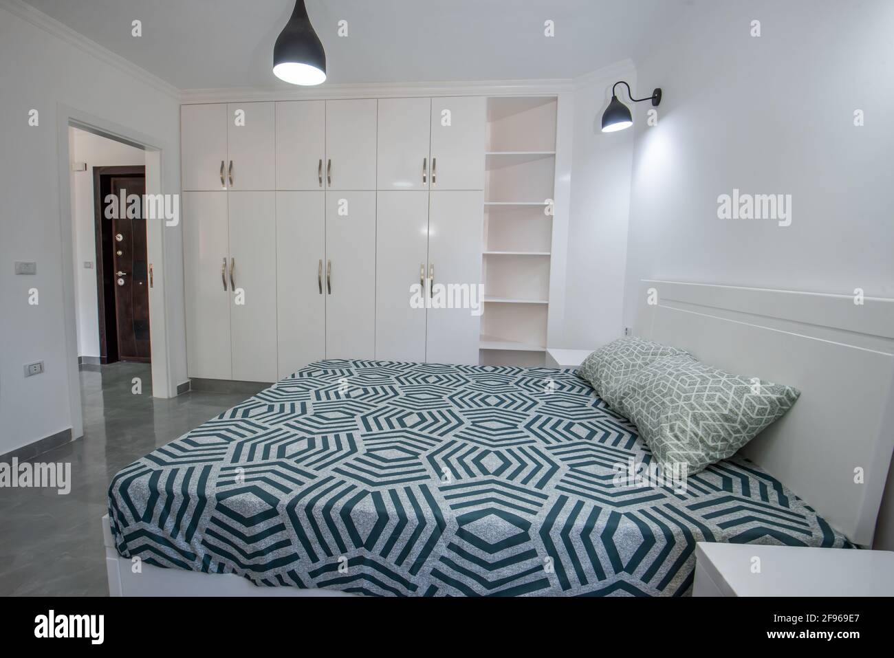 Interior Design Einrichtung Einrichtung von Luxus zeigen home Schlafzimmer mit Möbeln und Doppelbett Stockfoto