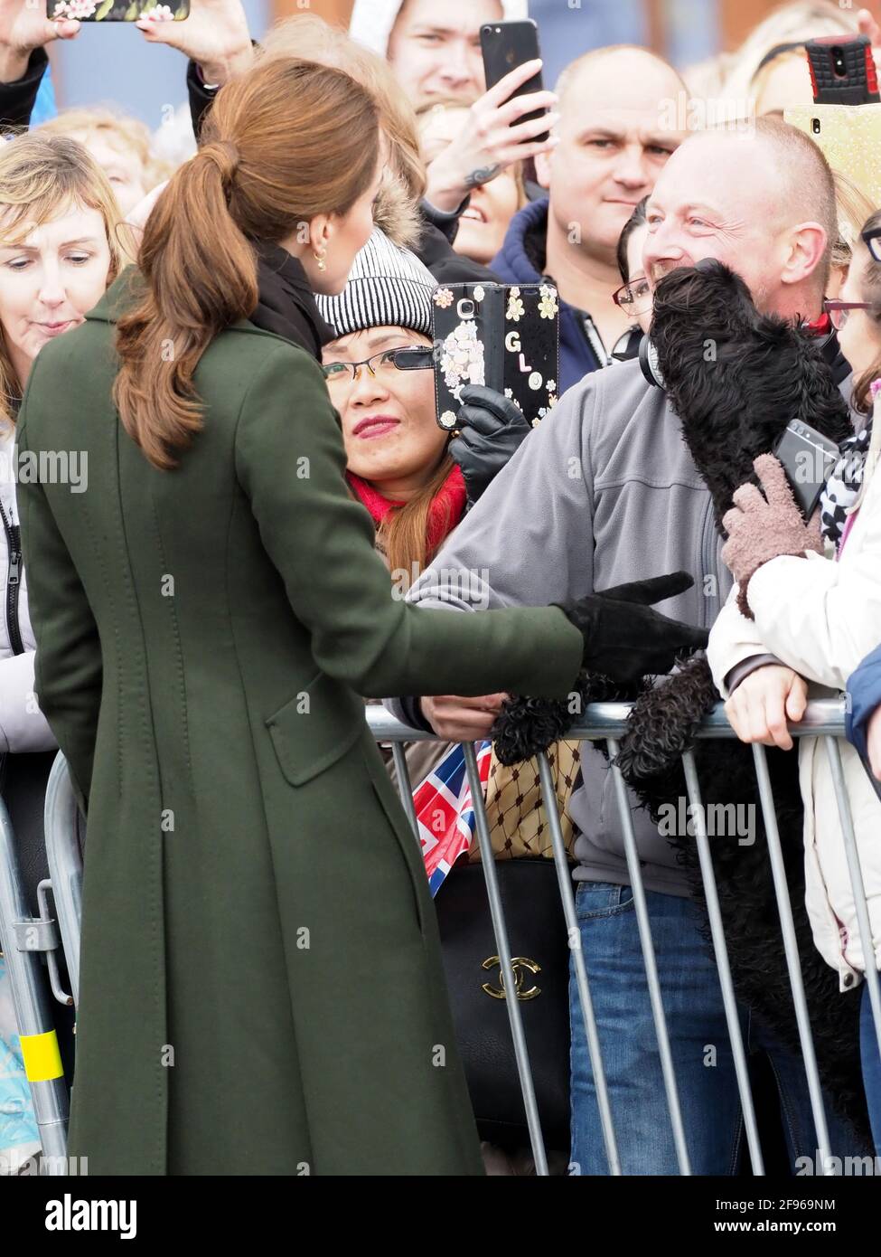 Der Herzog von Cambridge und die Herzogin von Cambridge winken den wartenden Massen zu, als sie den berühmten Blackpool Tower verlassen. 6. März 2019. Bitte byline: Vantagenews.com Stockfoto