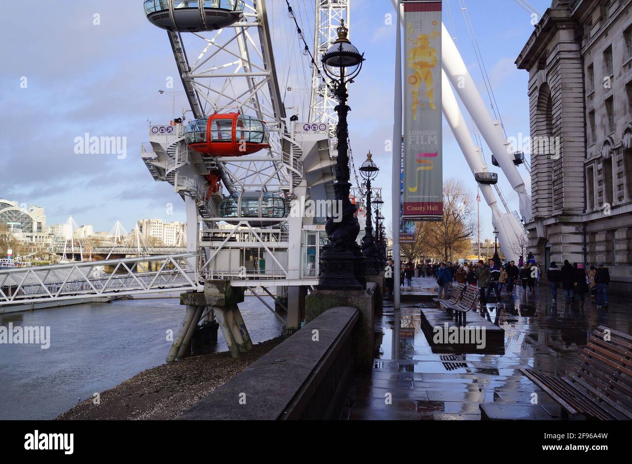 London, Großbritannien: Die Basis des als London Eye bekannten Beobachtungsrades am Südufer Stockfoto