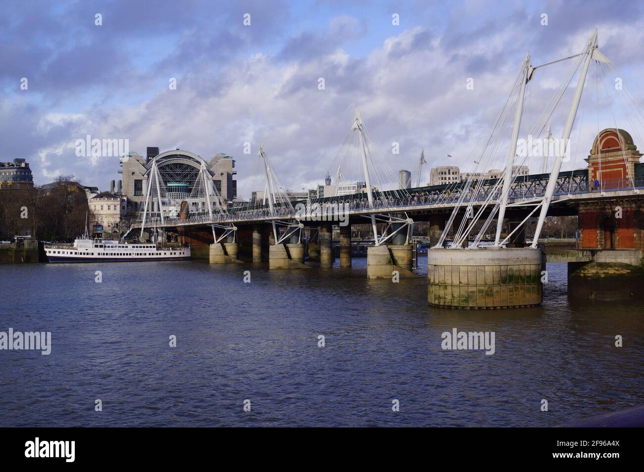 London, Großbritannien: Blick auf die Golden Jubilee Bridges, mit der Charing Cross Station im Hintergrund Stockfoto
