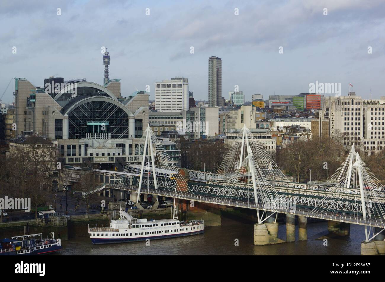 London, Großbritannien: Panoramablick auf den Bahnhof Charing Cross und die Golden Jubilee Bridge Stockfoto
