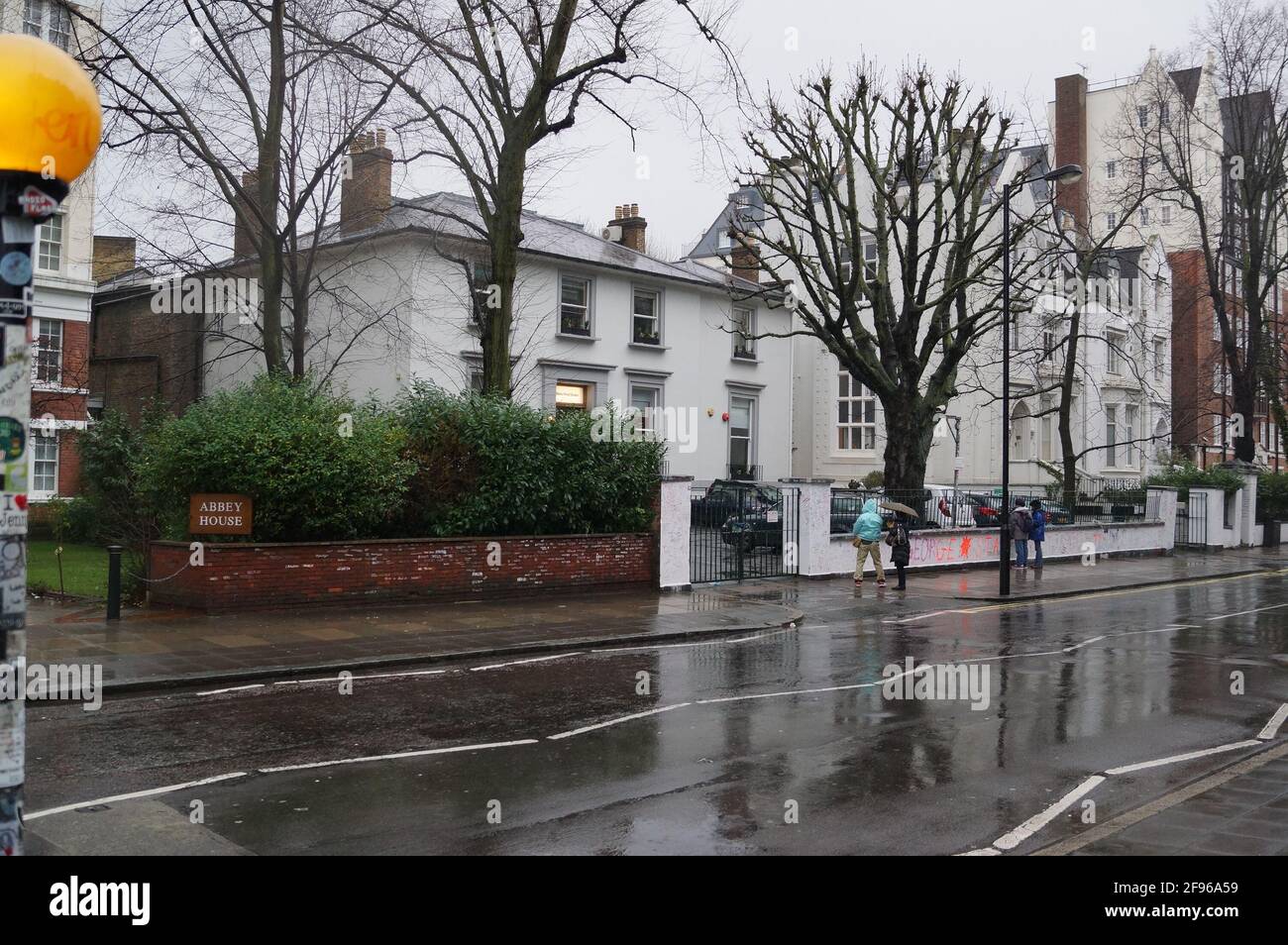 Blick auf die Abbey Road und die Abbey Road Studios in London, Großbritannien, an einem regnerischen Tag Stockfoto