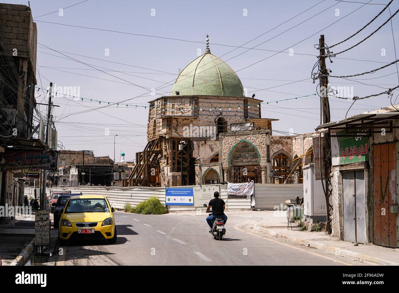 Mosul, Irak. April 2021. Ein Mann auf einem Motorrad in der Nähe der Al-Nuri Moschee. Die Al-Nuri-Moschee wurde 1,172 erbaut und umfasst auch das Al-Hadba-Minarett. Sie wird derzeit von der UNESCO nach ihrer Zerstörung während des Krieges gegen den IS (Islamischer Staat Irak und Syrien) in altem Design rekonstruiert. Die Moschee hatte für den IS eine symbolische Bedeutung, da ihr Anführer Abu Bakr al-Baghdadi das sogenannte Kaliphat aus dem Inneren der Moschee erklärte. (Foto von Ismael Adnan/SOPA Images/Sipa USA) Quelle: SIPA USA/Alamy Live News Stockfoto