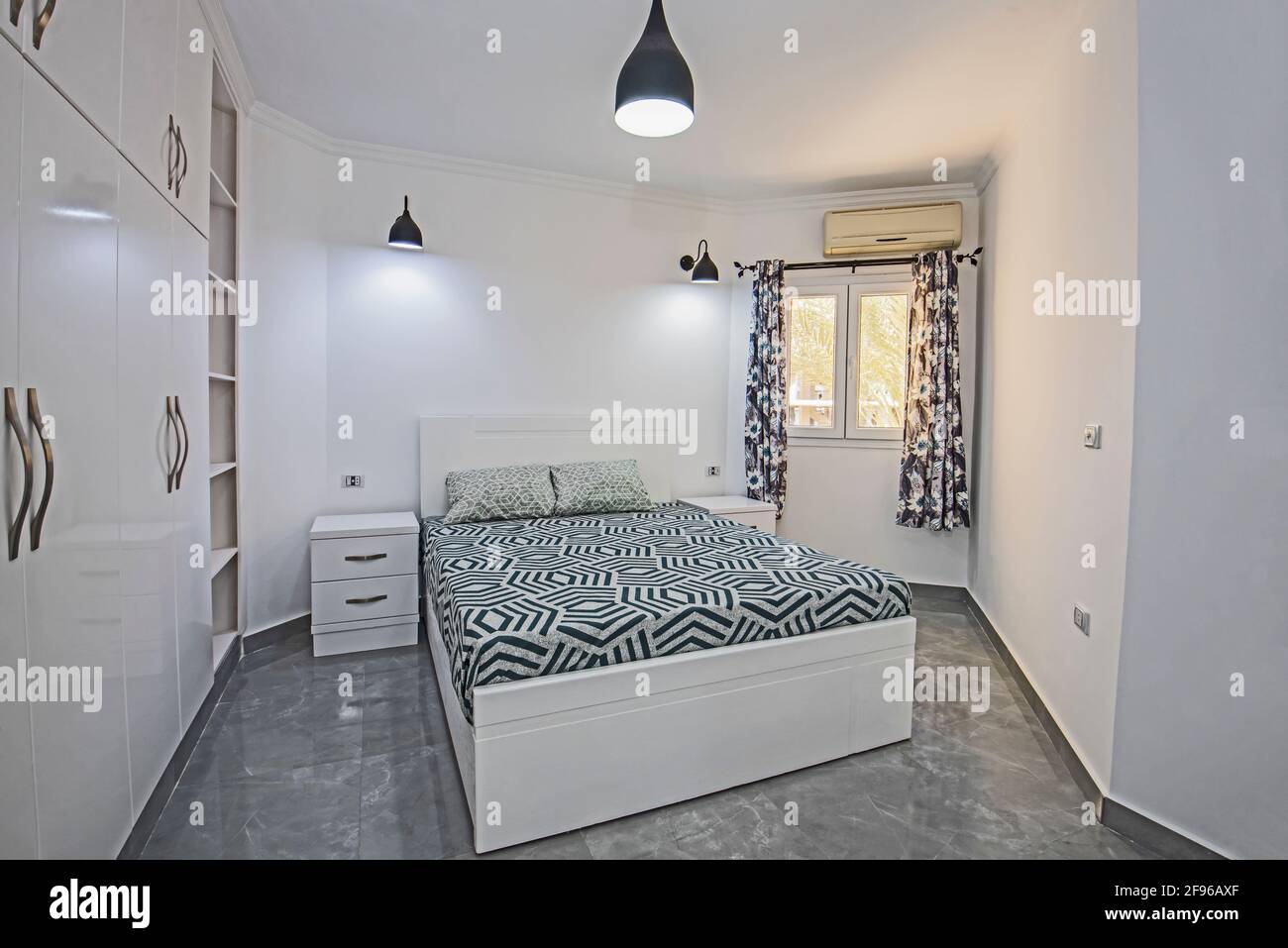 Interior Design Einrichtung Einrichtung von Luxus zeigen home Schlafzimmer mit Möbeln und Doppelbett Stockfoto