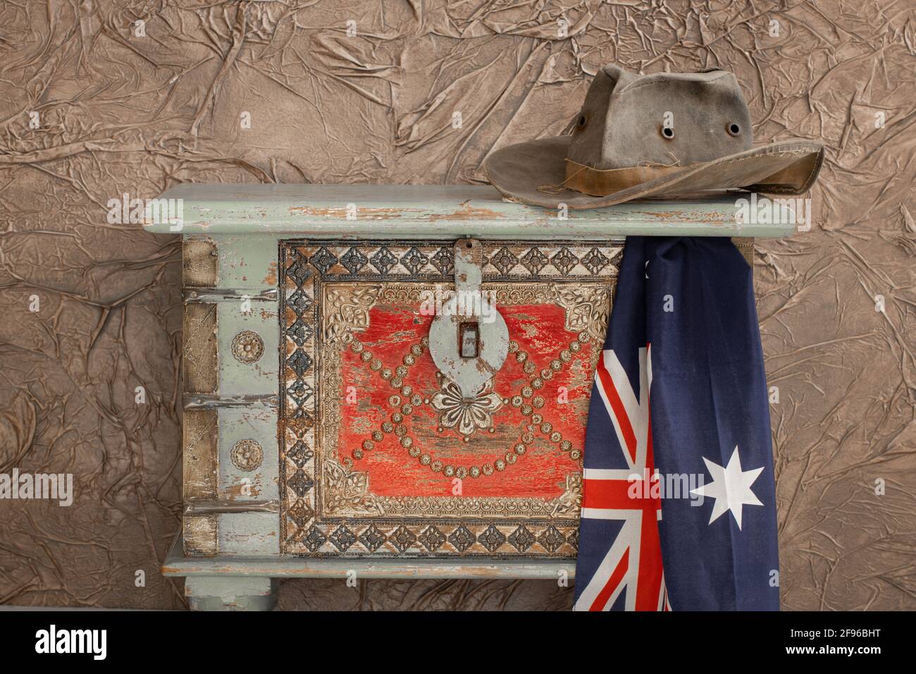 Stylische Piratenbrust mit Reisehut und australischer Flagge, Abenteuer- und Reisekonzept Stockfoto