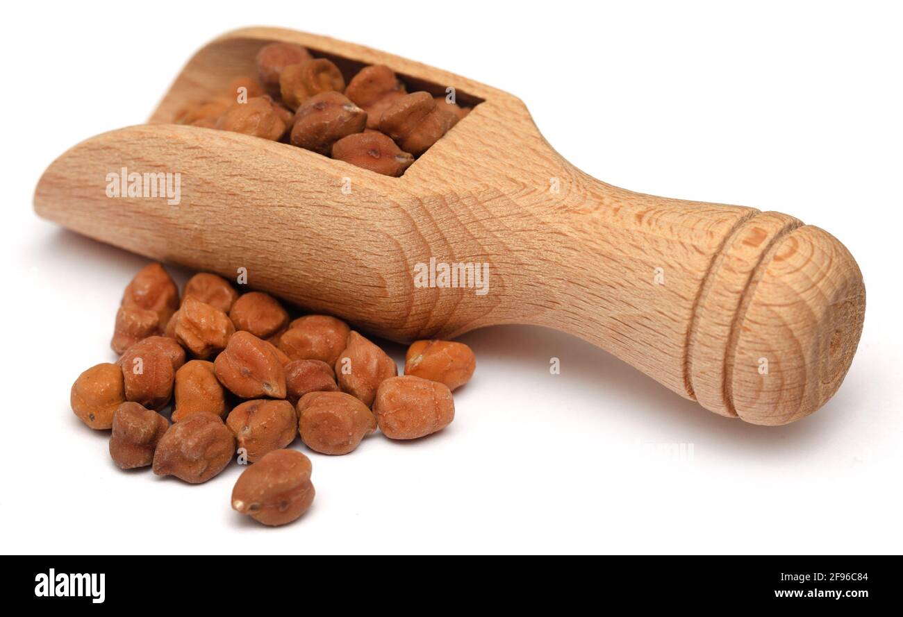 Kichererbsen in einer Schaufel auf weißem Hintergrund Stockfoto