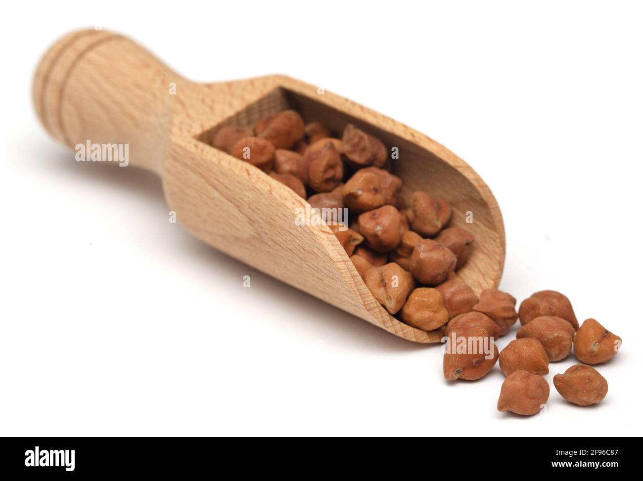 Kichererbsen in einer Schaufel auf weißem Hintergrund Stockfoto