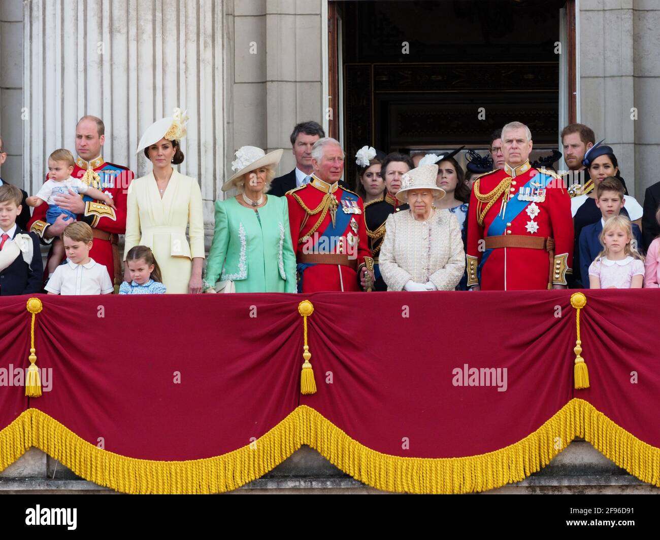 Mitglieder der königlichen Familie, darunter Prinz Charles, der Herzog von York, Herzog von Sussex, Herzogin von Sussex, Herzog von Cambridge, Herzogin von Cambridge, Prinz George, Prinzessin Charlotte und Prinz Louis feiern gemeinsam mit Königin Elizabeth II auf dem Balkon des Buckingham Palace das Trooping der Farbe. 8. Juni 2019. Bitte byline: Vantagenews.com Stockfoto