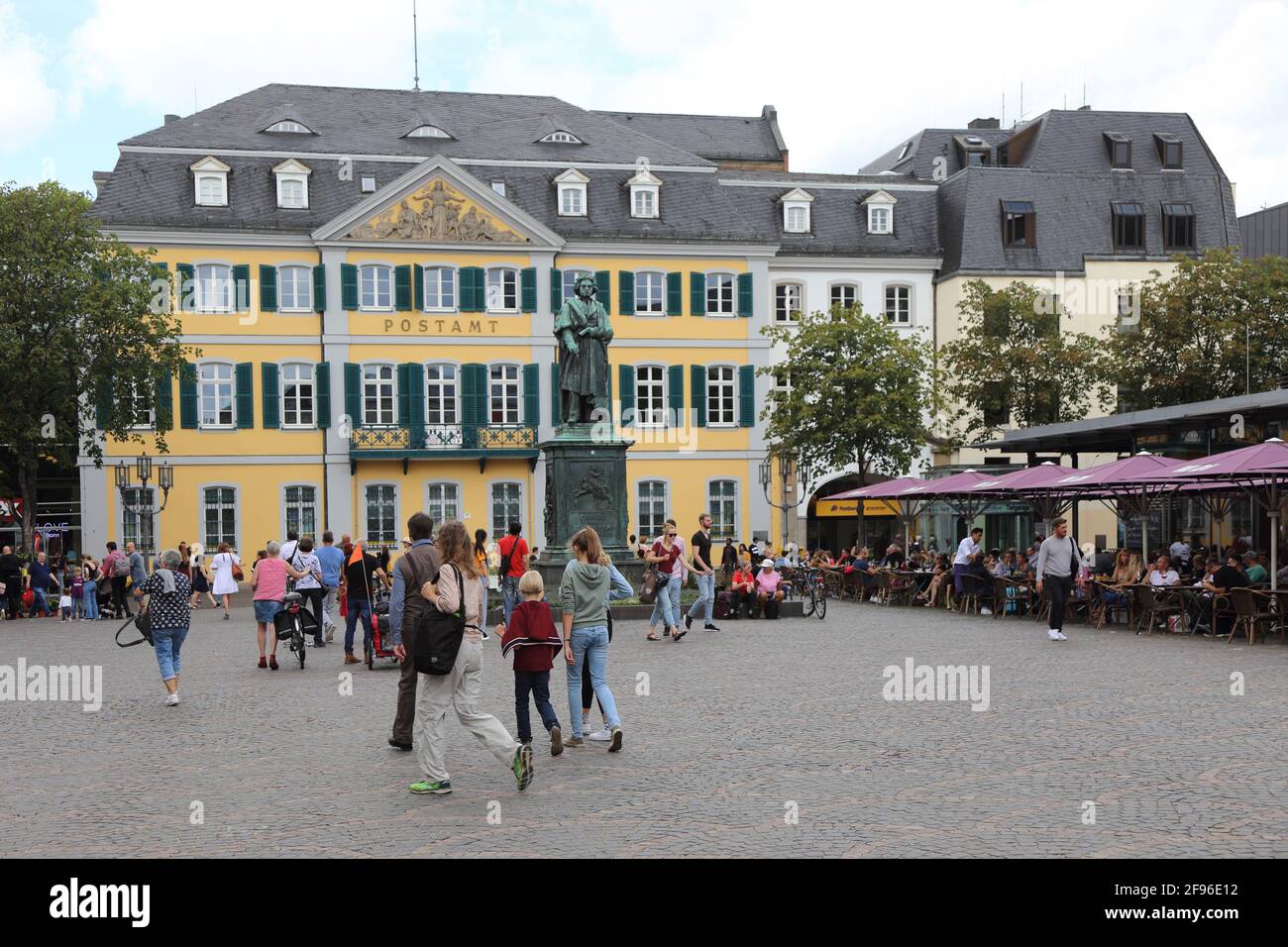 Deutschland, Nordrhein-Westfalen, Bonn, Münsterplatz, altes Postamt, Beethoven-Denkmal Stockfoto