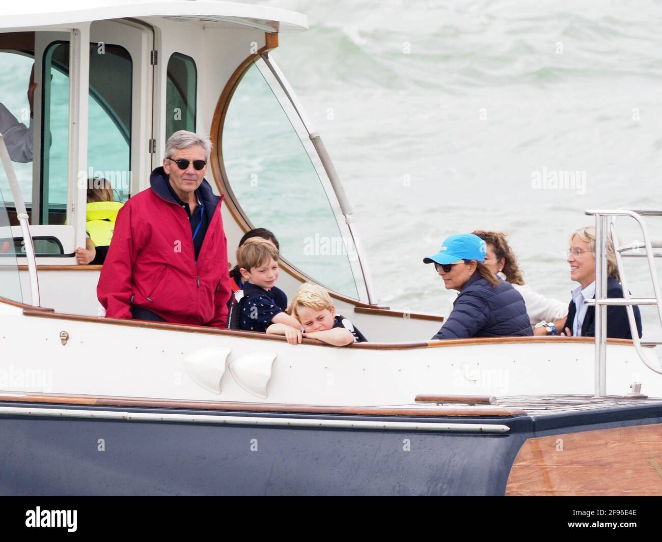 Prinz George und Prinzessin Charlotte (blaues Kleid) werden von Carole Middleton (blauer Hut) und Michael Middleton (roter Mantel) beobachtet, während der Herzog und die Herzogin von Cambridge an der King's Cup Regatta auf der Isle of Wight teilnehmen. 8. August 2019. Bitte byline: Vantagenews.com UK-Kunden sollten sich bewusst sein, Kindergesichter könnten pixeling müssen. Stockfoto