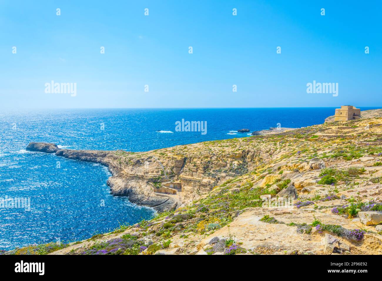 Blick auf die zerklüftete Küste in der Nähe von Dwejra Point, Gozo, Malta Stockfoto