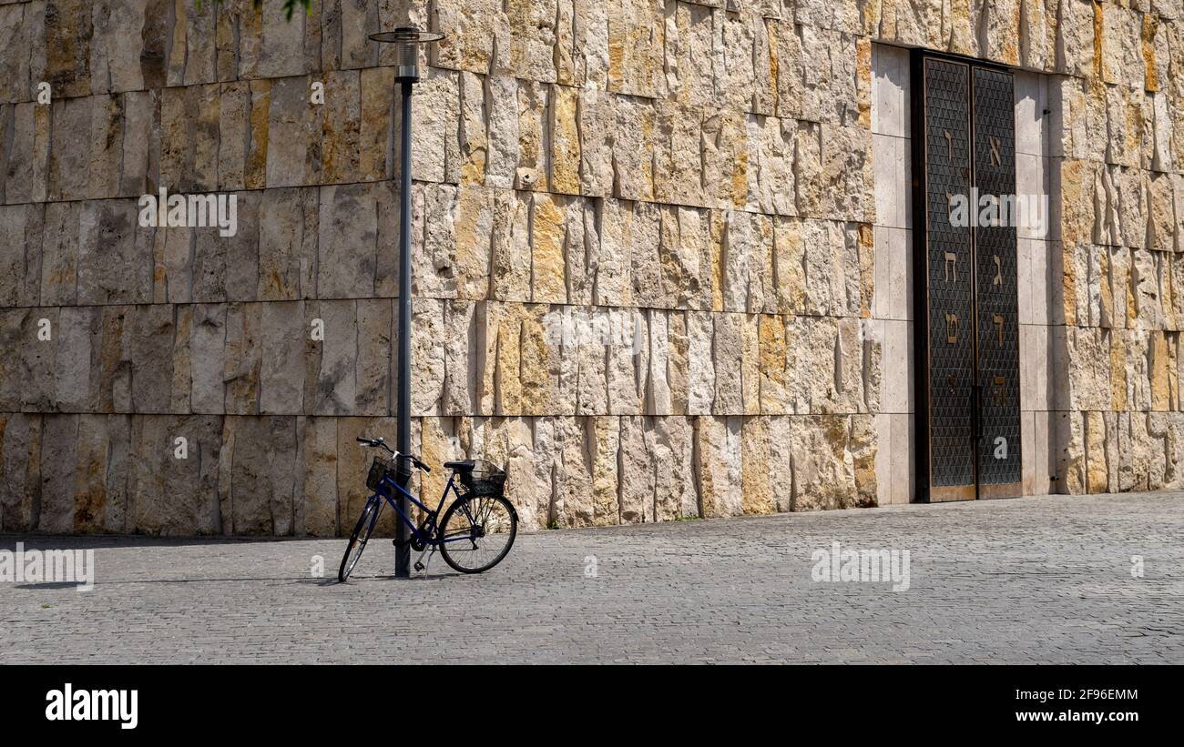 Steinmauer mit Fahrrad, Fahrrad, Eisentor, Fahrrad auf Laternenpfosten, großes Tor Stockfoto