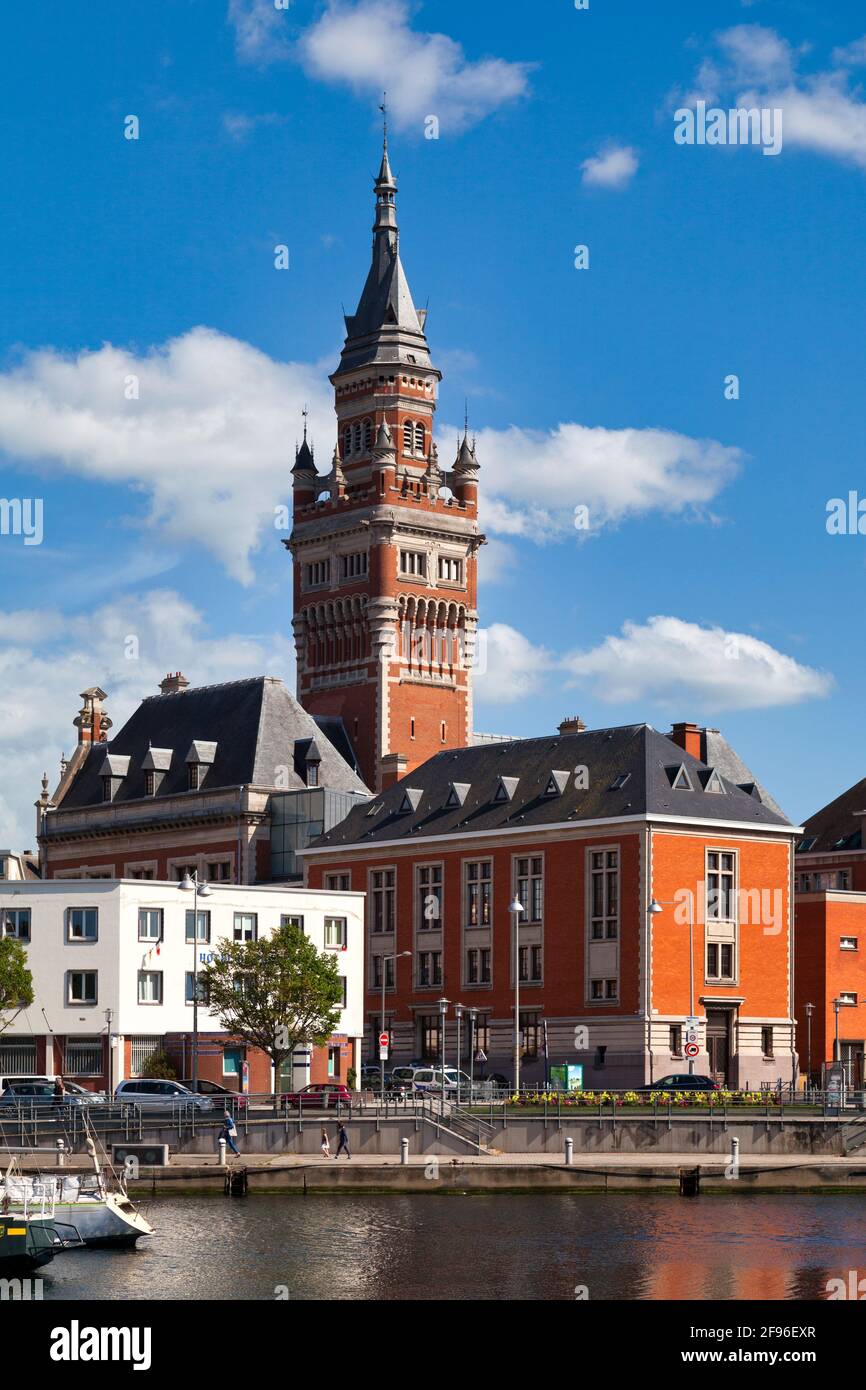 Dunkerque, Frankreich - Juni 22 2020: Der Port du Bassin du Commerce mit dem Glockenturm des Rathauses von Dunkerk dahinter. Stockfoto