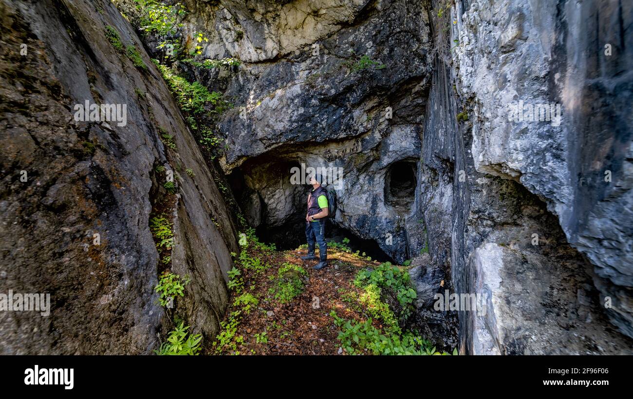 Mann vor Bleitunneln, Höhleneingängen, Bleitunneln Stockfoto