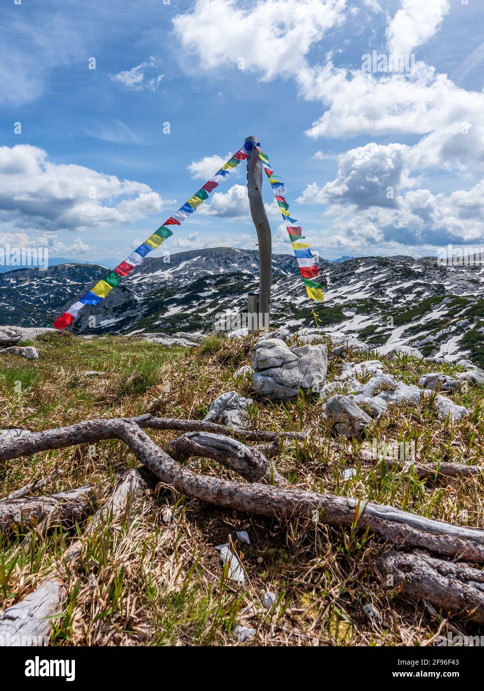 Dachstein, Bergflaggen, Schneesicht, Berge, wolkig Stockfoto