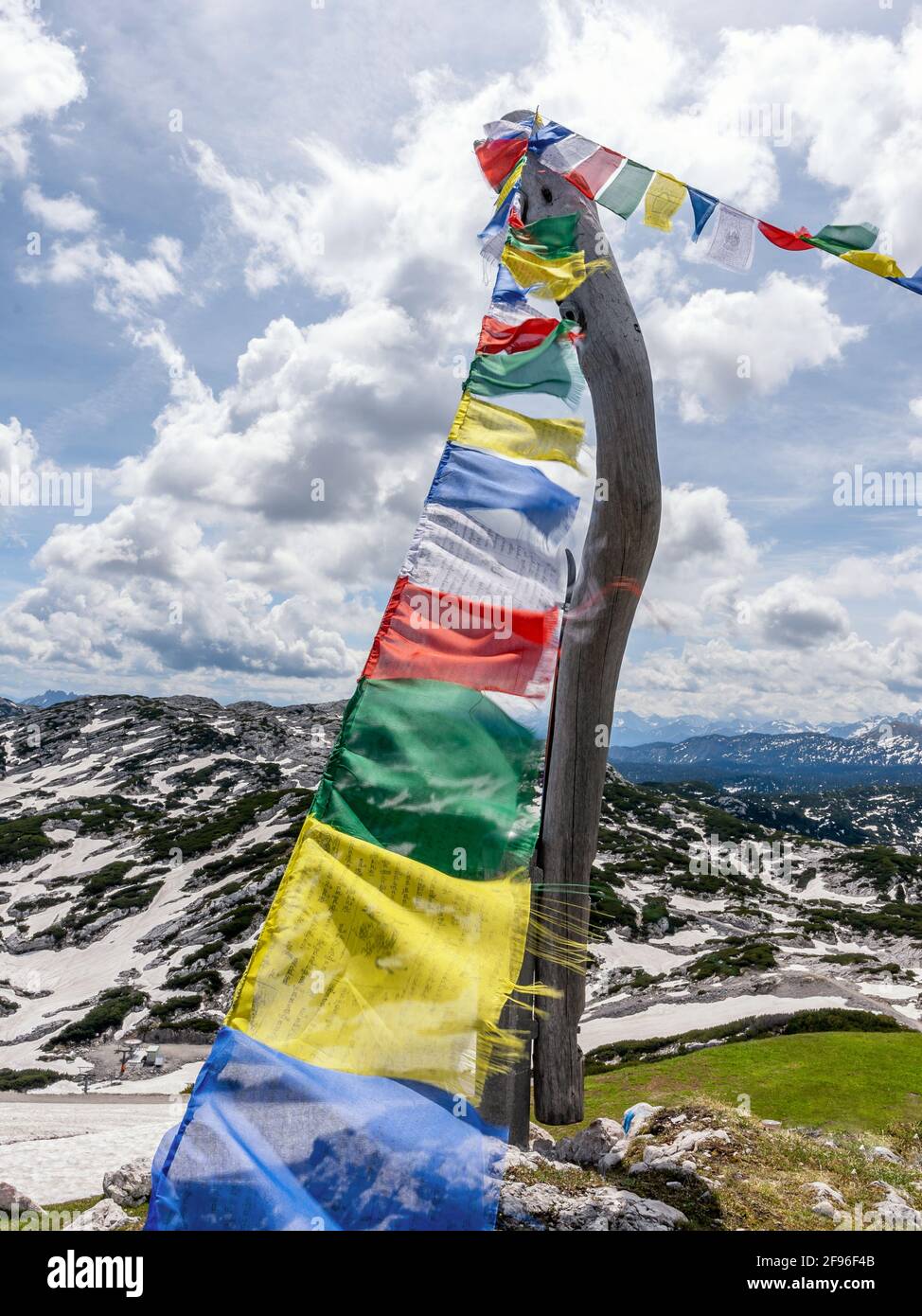 Dachstein, Bergflaggen, Schneesicht, Berge, wolkig Stockfoto