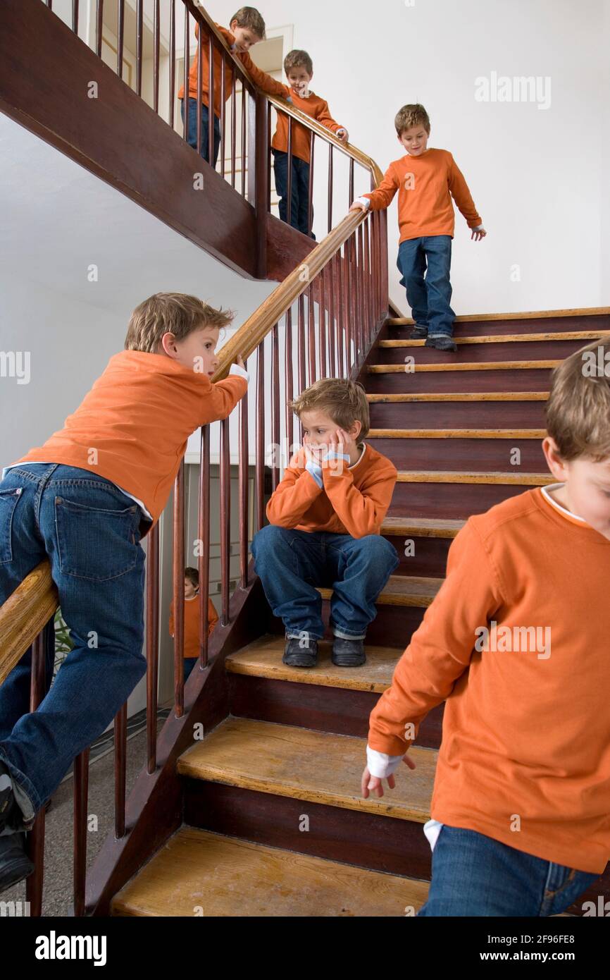 Junge im Treppenhaus, geklont 7 mal Stockfoto
