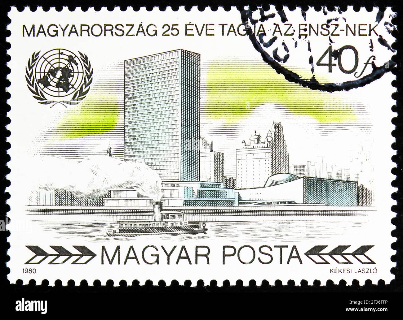 MOSKAU, RUSSLAND - 21. AUGUST 2019: Die in Ungarn gedruckte Briefmarke zeigt UNO-Gebäude, New York, UN (United Nations)-Mitgliedschaft, 25. Jahrestag seri Stockfoto