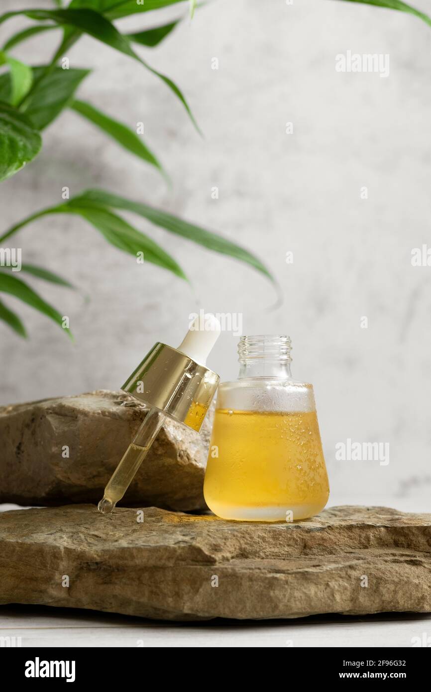 Natürliches ätherisches Öl. Homöopathie Heilmittel, gesundes Beauty-Produkt Stockfoto