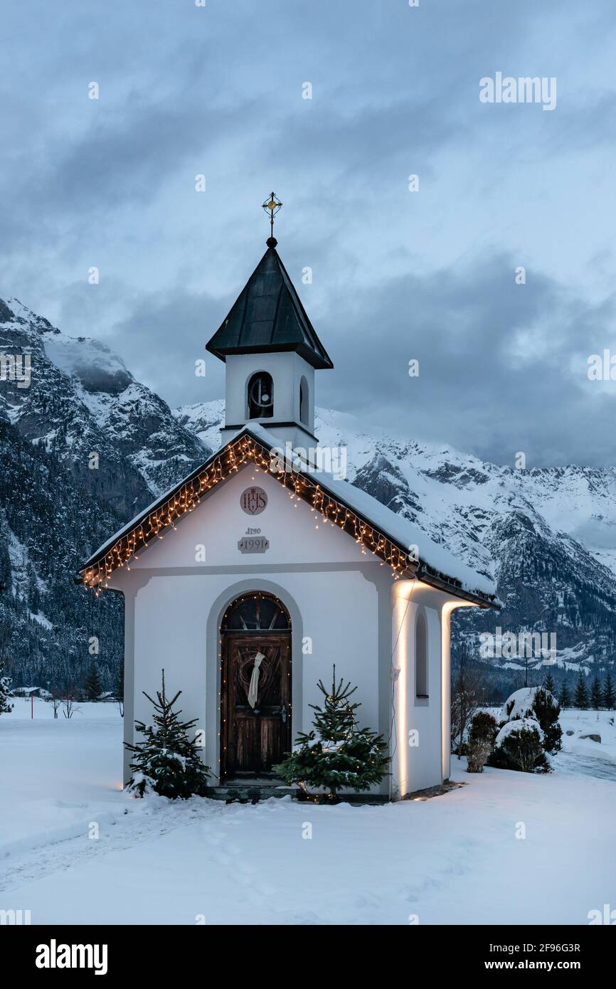 Kapelle in Leutasch zur Weihnachtszeit, Adventszeit, Kapellenwanderung, Stockfoto