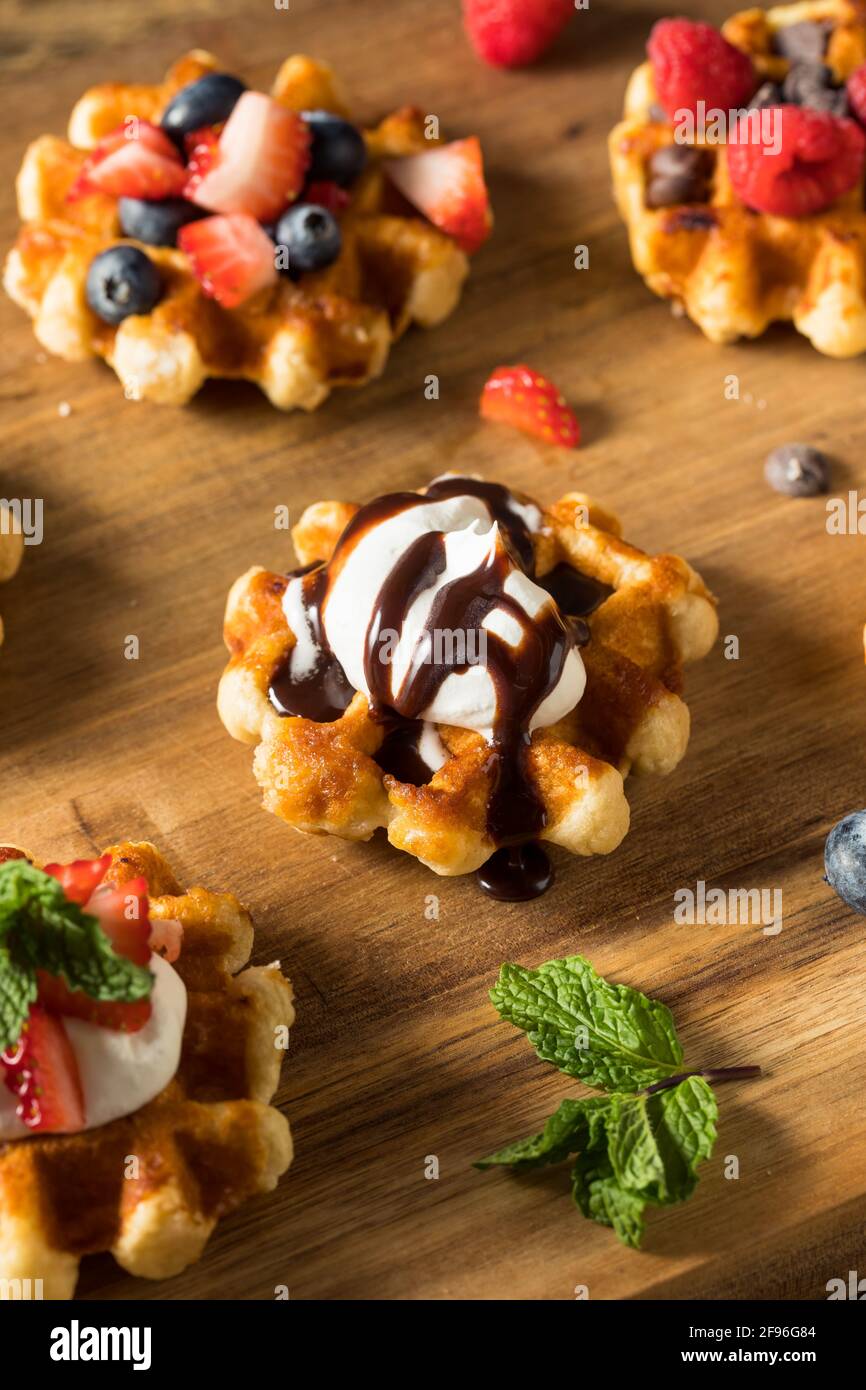 Hausgemachte süße Dessert belgische Waffeln mit Schokolade und Schlagsahne Stockfoto