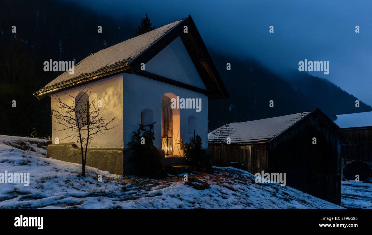 Kapelle in Leutasch zur Weihnachtszeit, Adventszeit, Kapellenwanderung, Stockfoto