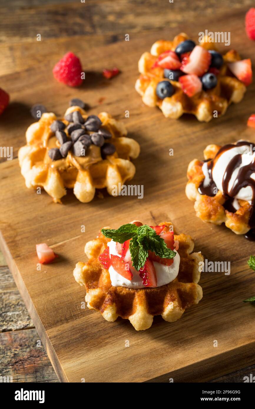 Hausgemachte süße Dessert belgische Waffeln mit Schokolade und Schlagsahne Stockfoto