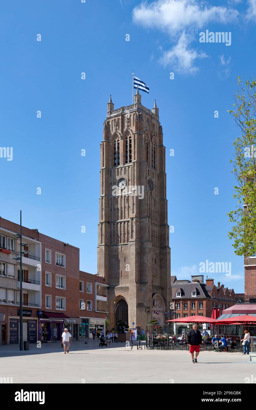 Dunkerque, Frankreich - Juni 22 2020: Der Glockenturm von Dunkirk ist ein Denkmal aus dem 15. Jahrhundert, das seit 1840 als historisches Monument eingestuft wurde. Stockfoto