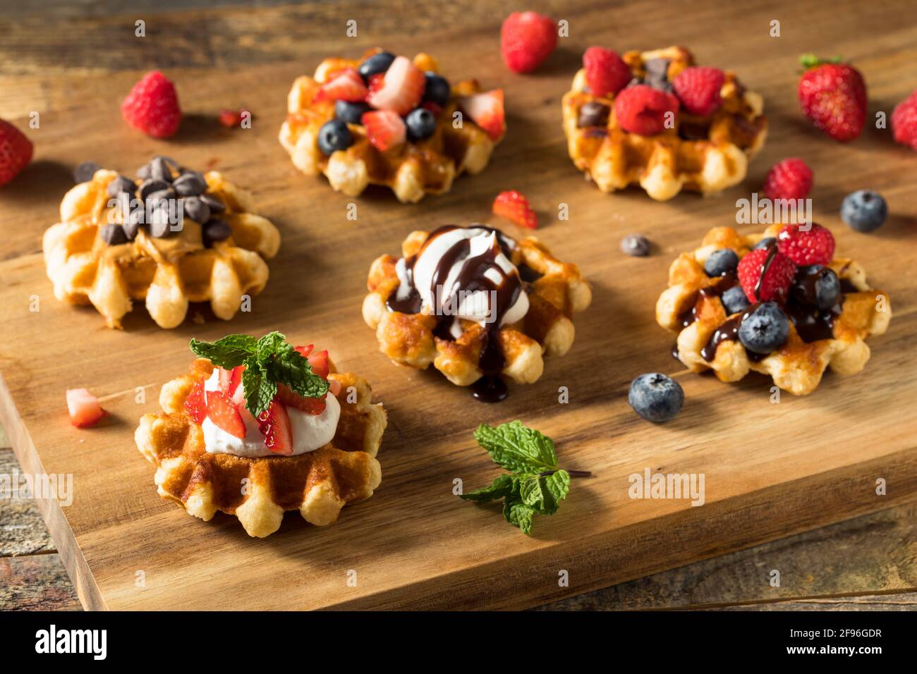 Hausgemachte süße Dessert belgische Waffeln mit Schokolade und Schlagsahne Stockfoto
