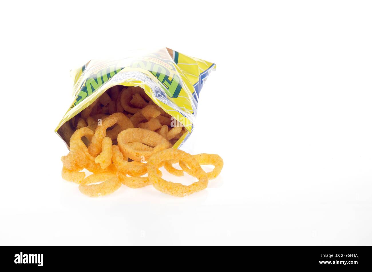 Funyuns Onion Flavored Rings Snack Bag von Frito-Lay Company isoliert Auf Weiß Stockfoto