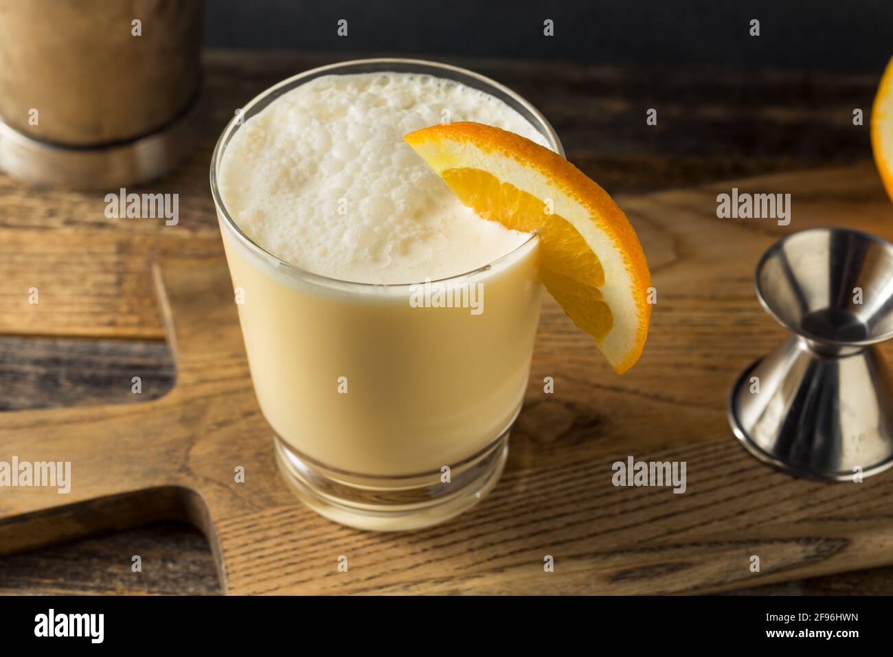 Hausgemachter, alkoholiger Orangenhahncocktail mit Creme Stockfoto