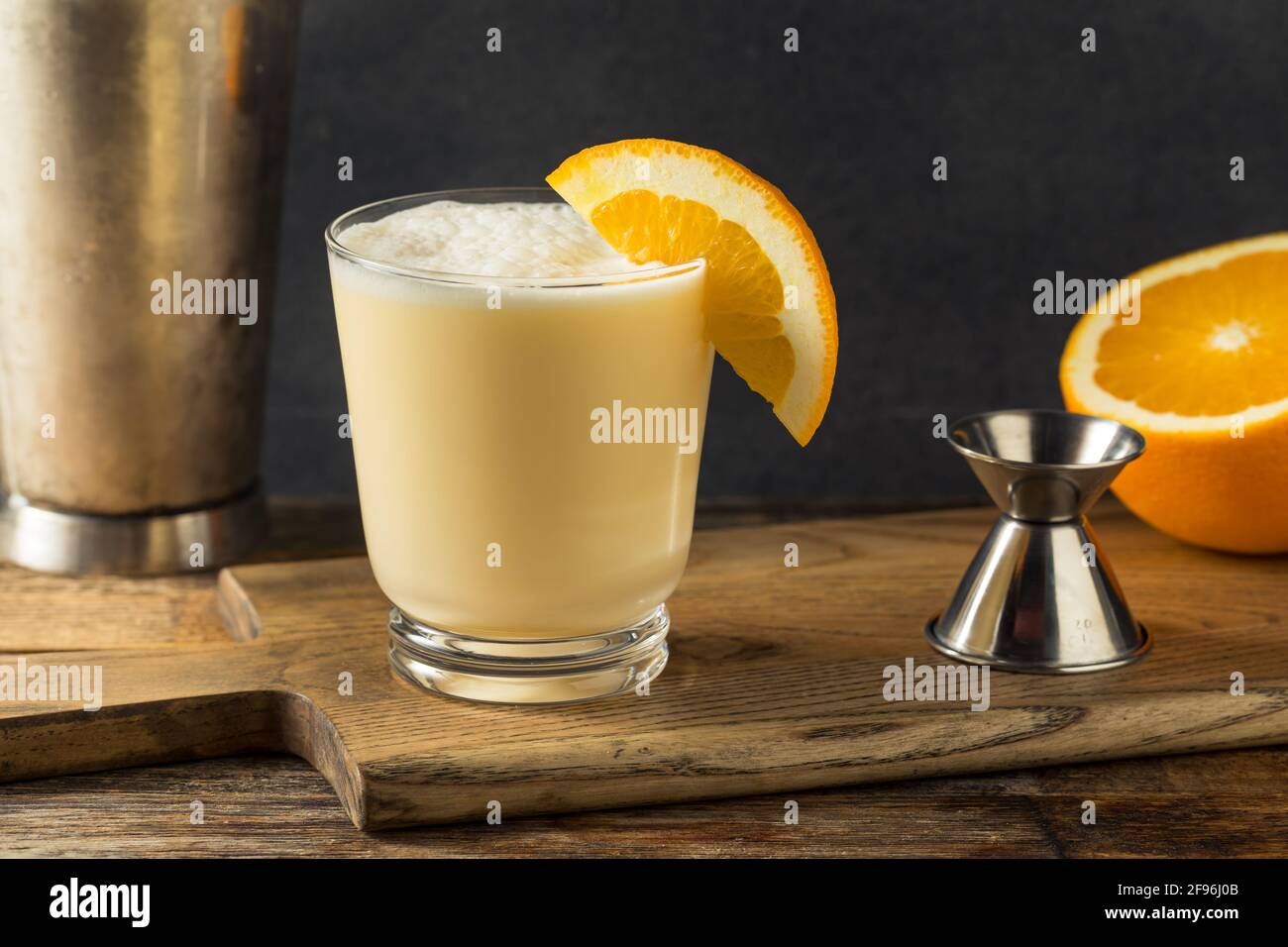 Hausgemachter, alkoholiger Orangenhahncocktail mit Creme Stockfoto