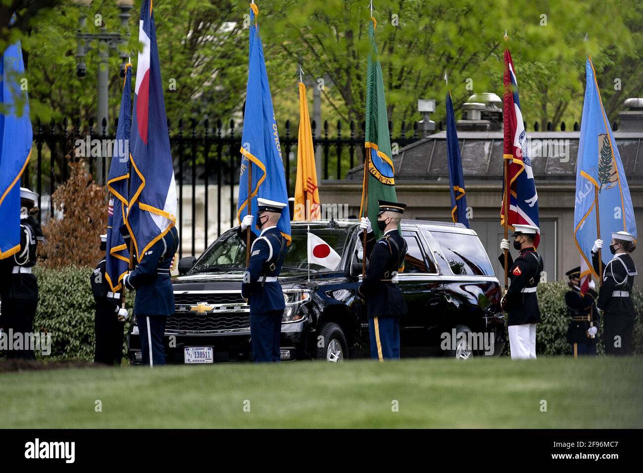 Ein Fahrzeug mit Yoshihide Suga, Japans Premierminister, kommt am Freitag, den 16. April, im Weißen Haus in Washington, D.C., USA, an. 2021. Kredit: Stefani Reynolds / Pool via CNP Stockfoto