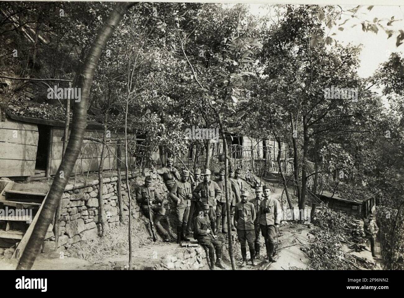 Unterkunft Österreichische - ungarische Truppen auf Podgorahöhe, 25.10.1915. . Stockfoto