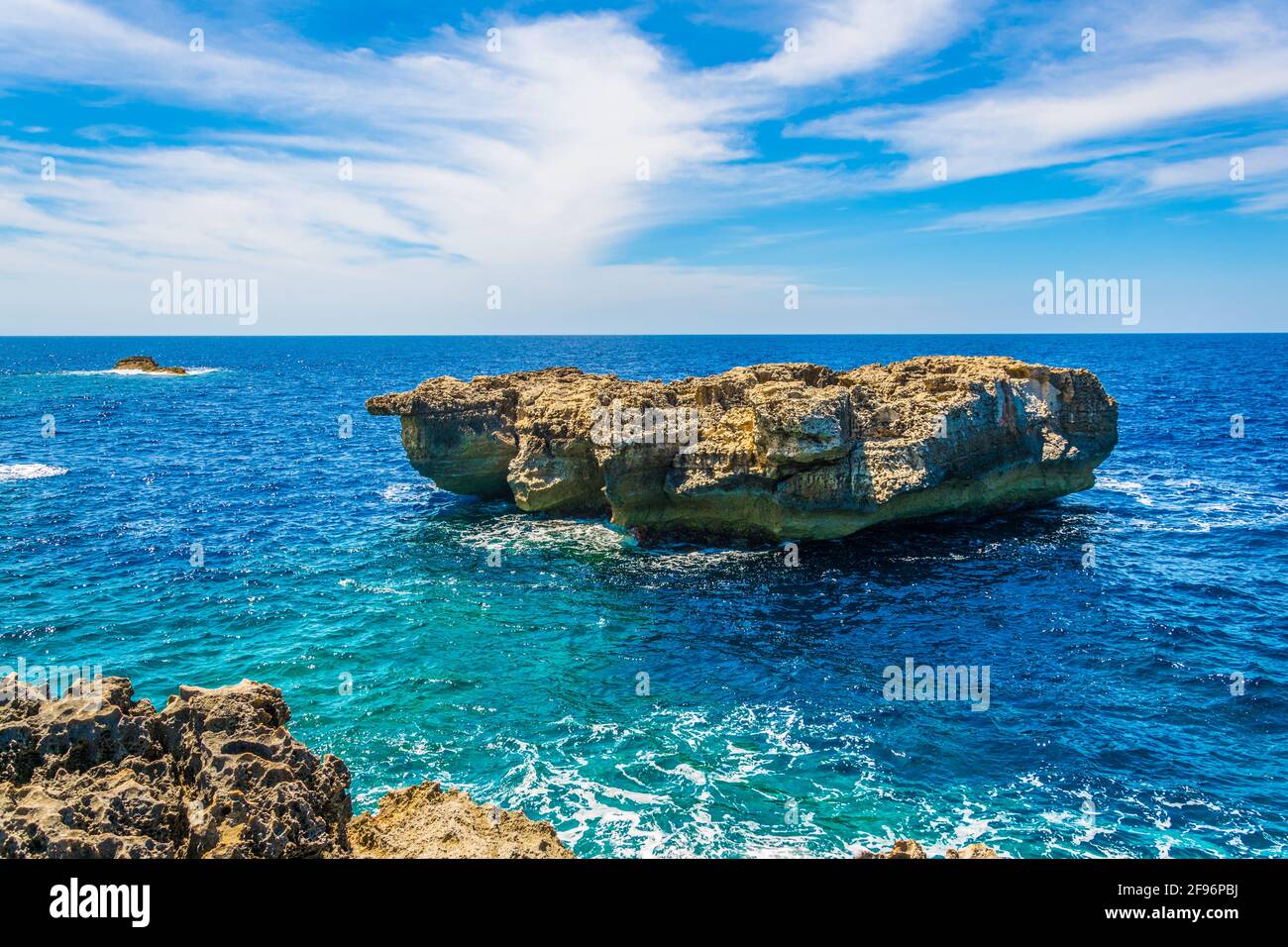 Blick auf die zerklüftete Küste in der Nähe von Dwejra Point, Gozo, Malta Stockfoto