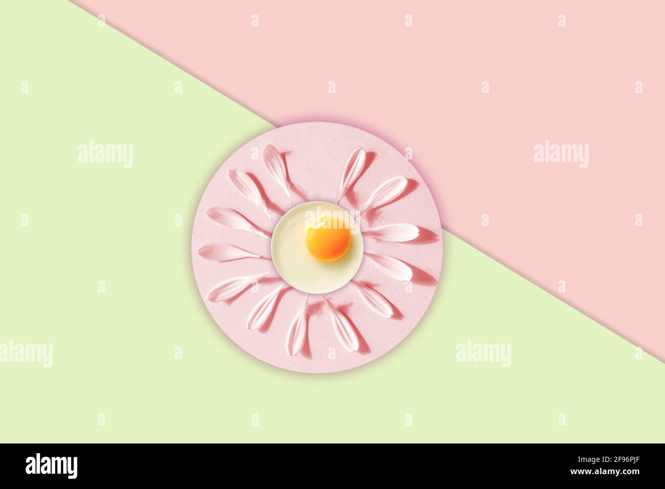 Abstraktes Osterlayout mit Ei auf zweifarbigem pastellrosa und grünem Hintergrund. Kreatives Frühlingsferienkonzept. Flach liegend. Stockfoto