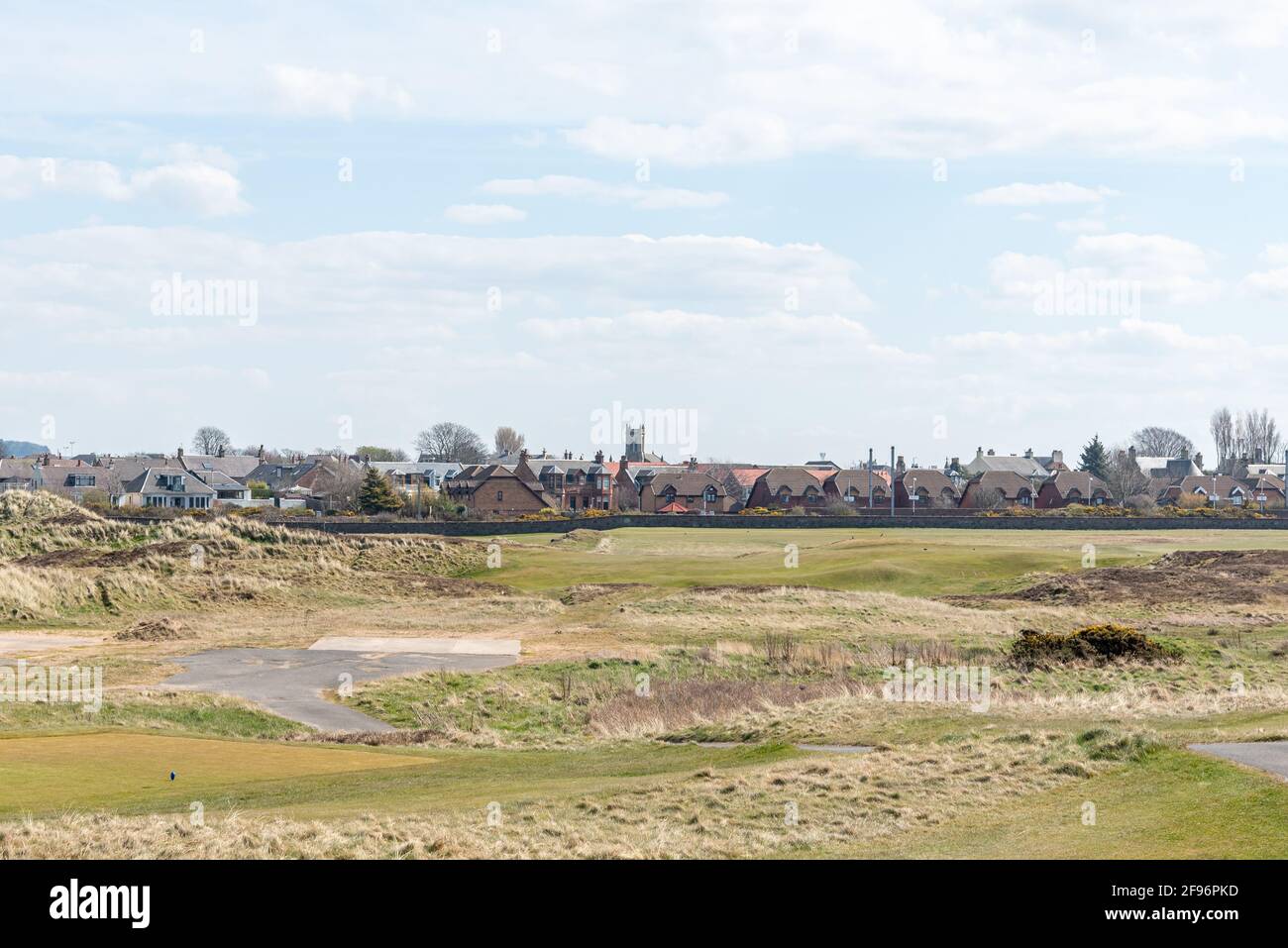 Blick auf den Golfplatz Prestwick und die Stadt Prestwick an der Küste von South Ayrshire. Stockfoto