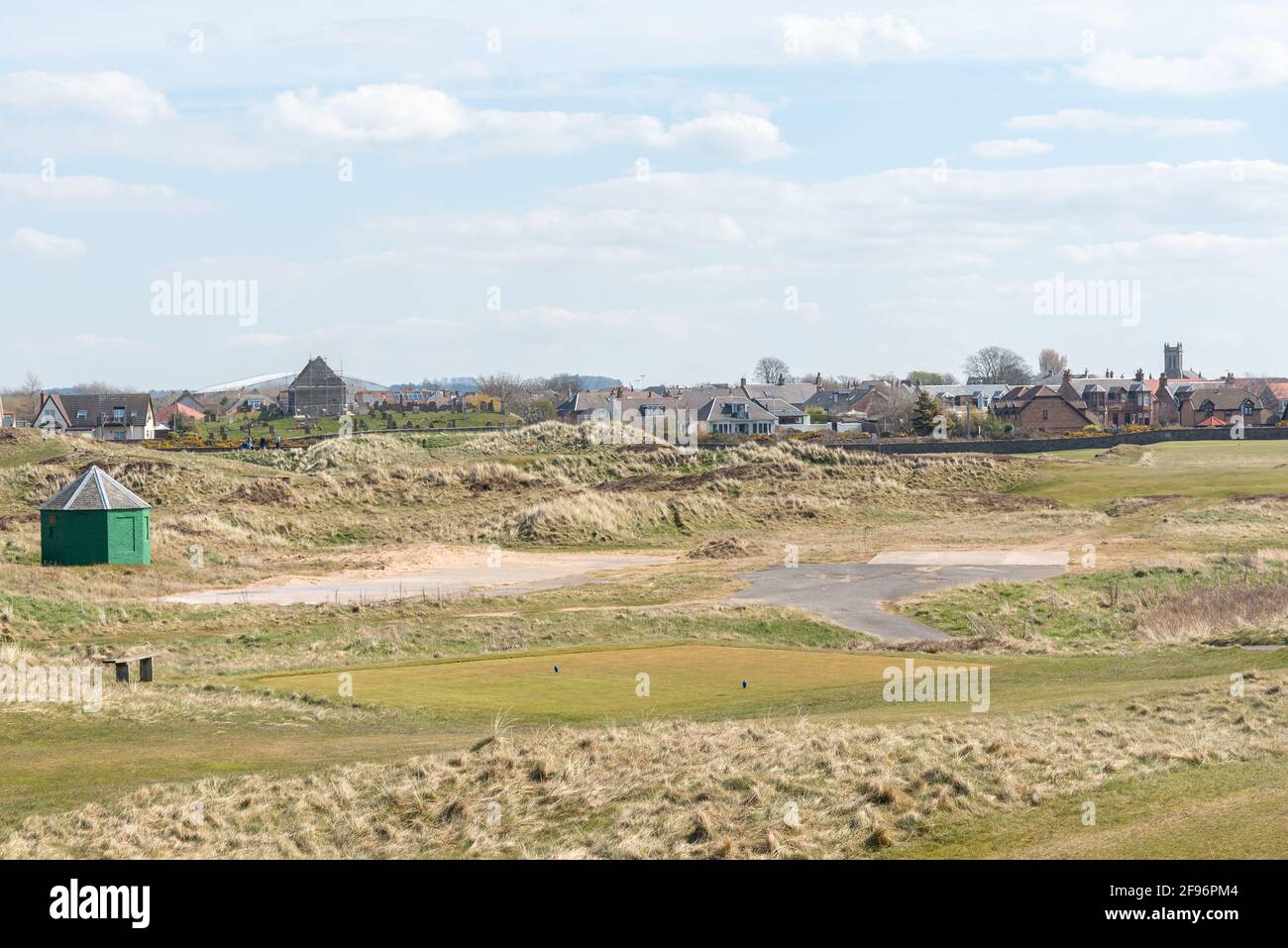 Blick auf den Golfplatz Prestwick und die Stadt Prestwick an der Küste von South Ayrshire. Stockfoto