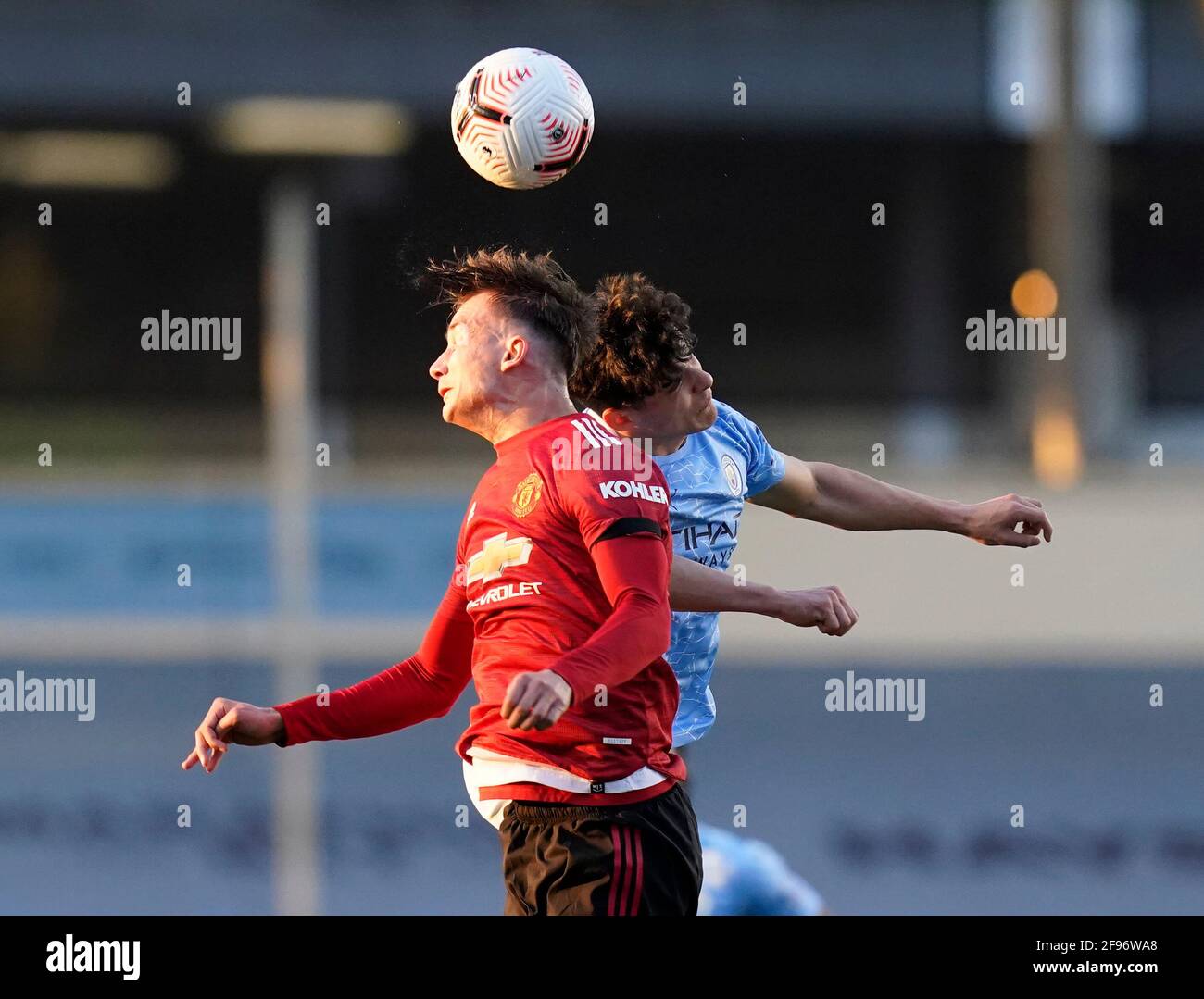 Manchester, England, 16. April 2021.Alexander Robertson von Manchester City fordert Martin Svidersky von Manchester Utd während des Spiels der Professional Development League im Academy Stadium, Manchester, heraus. Bildnachweis sollte lauten: Andrew Yates / Sportimage Stockfoto