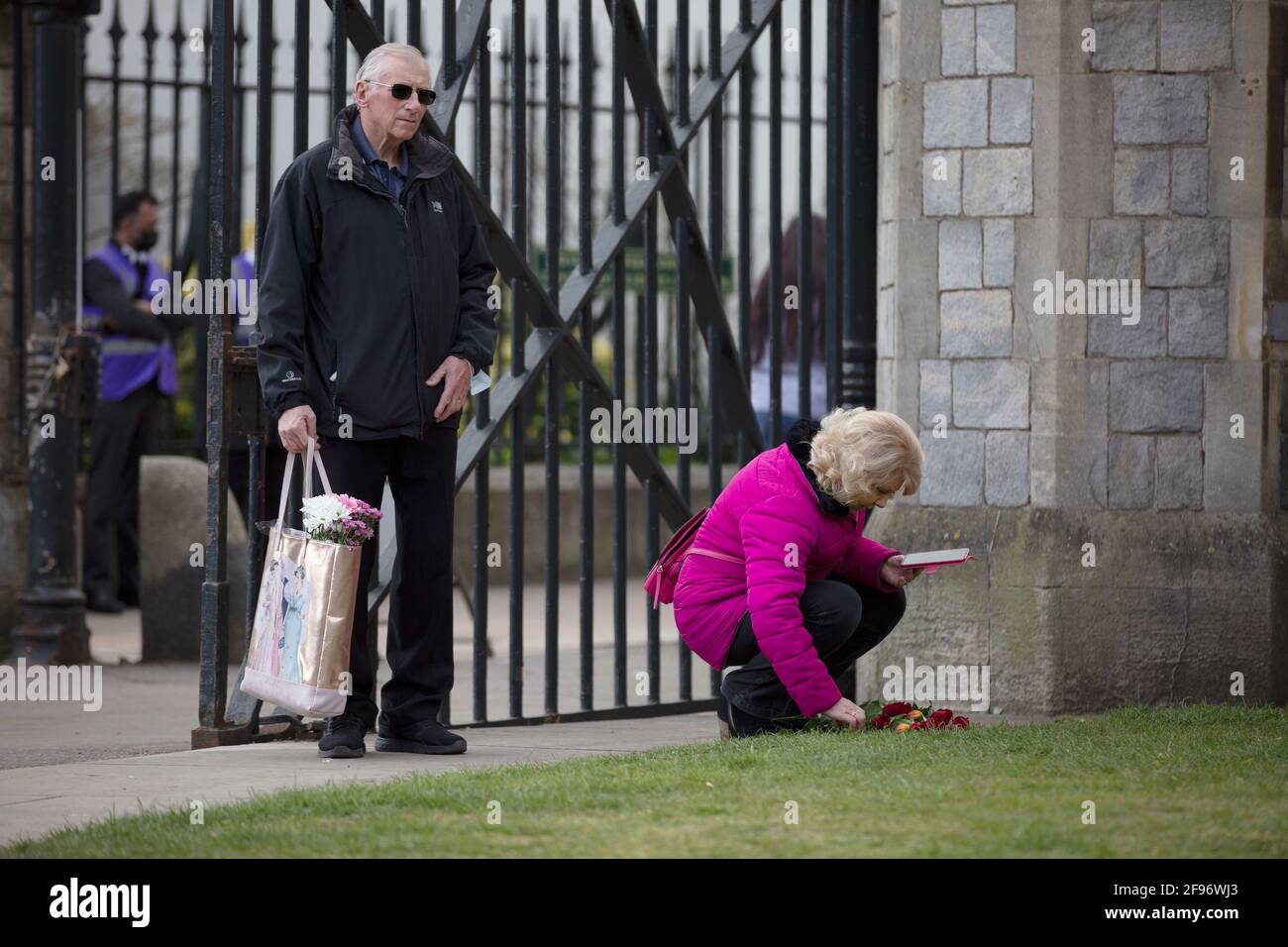 Nach dem Tod des britischen Prinzen Philip, Herzog von Edinburgh, der im Alter von 99 Jahren starb, hinterlässt eine Frau im Schloss Windsor Blumen. Stockfoto