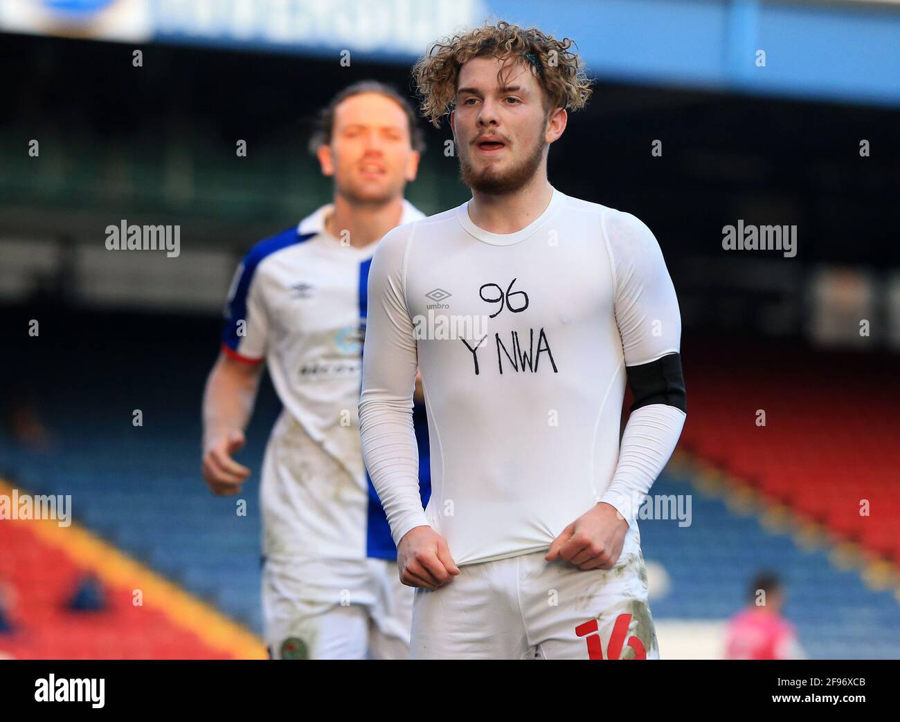 Ewood Park, Blackburn, Lancashire, Großbritannien. April 2021. English Football League Championship Football, Blackburn Rovers gegen Derby County; Harvey Elliott von Blackburn Rovers zieht sein Trikot aus, um ein T-Shirt mit dem Slogan YNWA 96 zu zeigen, in Erinnerung an die Opfer der Hillsborough-Katastrophe, die er nach dem Tor feiert, um seiner Seite nach 66 Minuten eine Führung von 2-1 zu geben.Kredit: Action Plus Sports/Alamy Live News Stockfoto