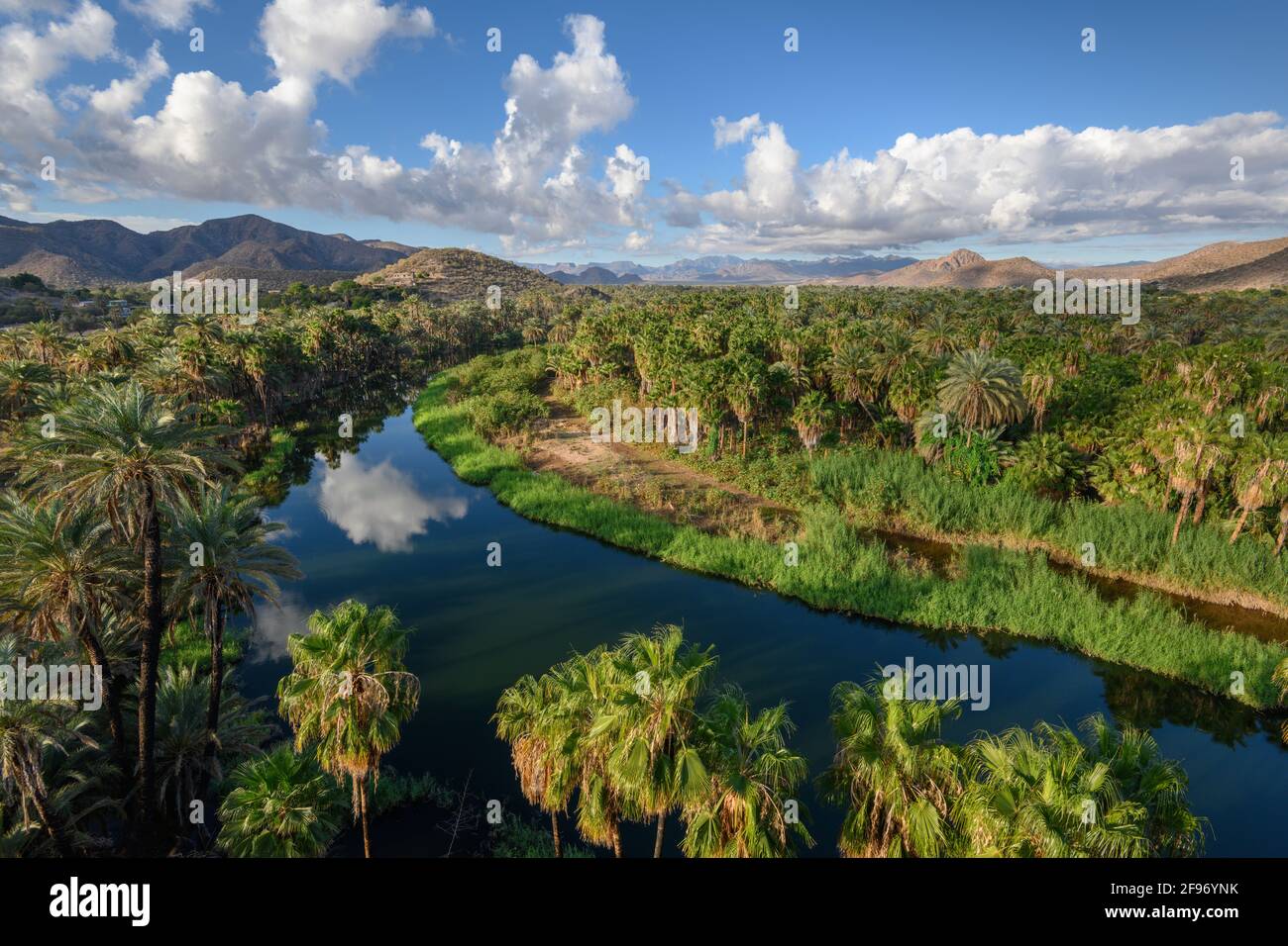 Rio Mulegé und der Blick auf die Sierra San Pedro vom Aussichtspunkt Misión Santa Rosalia in Mulegé, Baja California Sur, Mexiko. Stockfoto