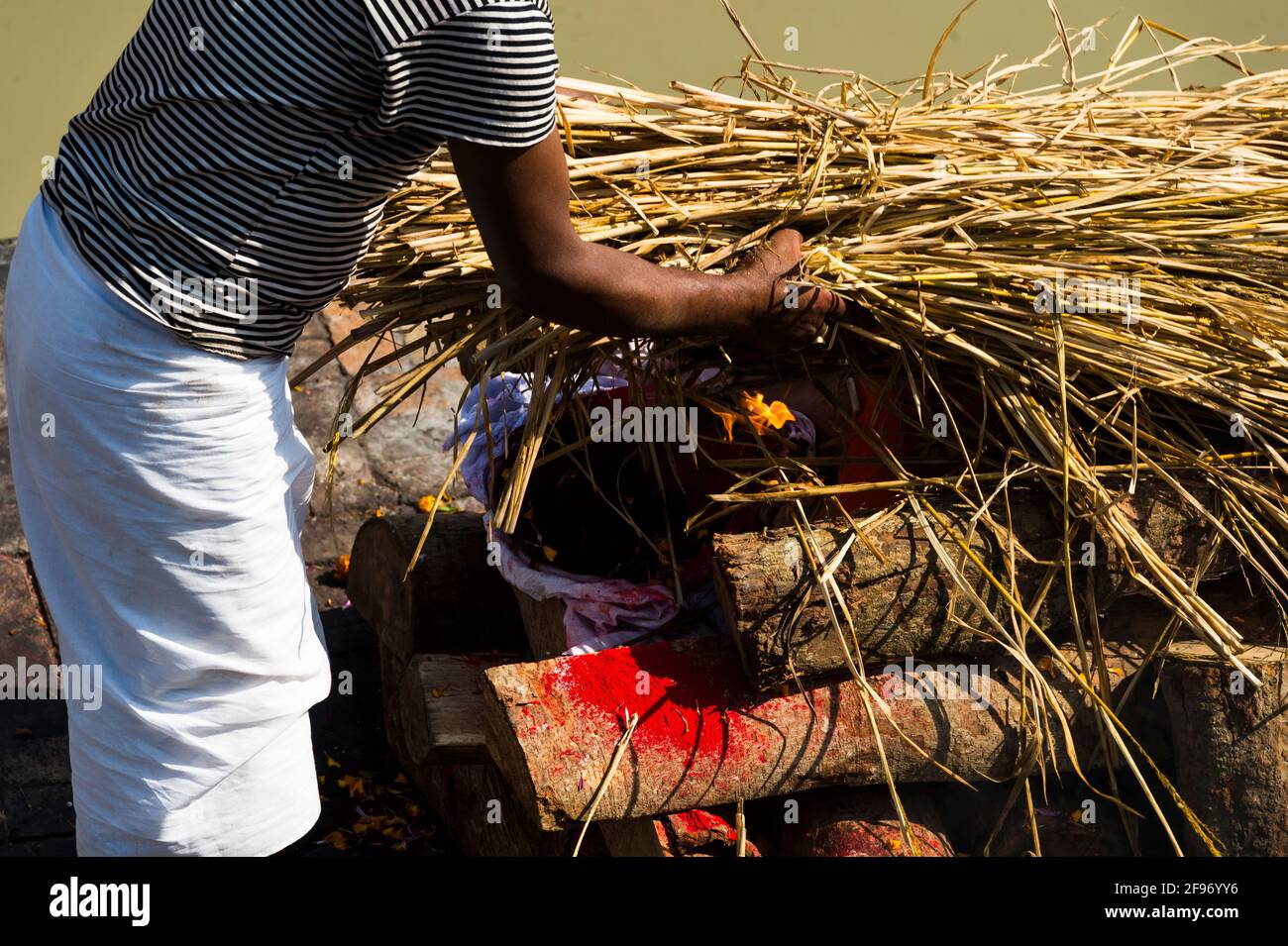 Pashupatinath, von den Angehörigen getrennt zu werden Stockfoto