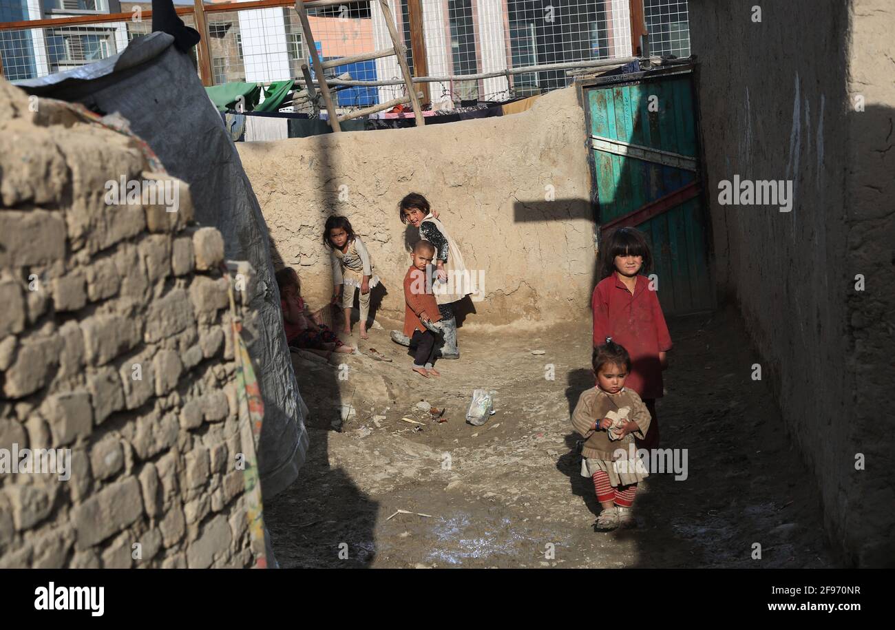 Kabul, Afghanistan. April 2021. Vertriebene Kinder spielen am 16. April 2021 in einem Flüchtlingslager in Kabul, Afghanistan. US-Präsident Joe Biden kündigte am Mittwoch an, dass alle US-Truppen vor dem 11. September aus Afghanistan abgezogen werden, eine Entscheidung, den längsten Krieg in der amerikanischen Geschichte zu beenden. Seit der Einreise nach Afghanistan im Oktober 2001 haben die US-Truppen mehr als 30,000 zivile Todesfälle verursacht, mehr als 60,000 verletzt und etwa 11 Millionen Menschen zu Flüchtlingen gemacht. Quelle: Rahmatullah Alizadah/Xinhua/Alamy Live News Stockfoto