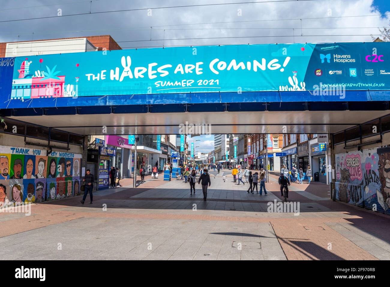 In High Street, Southend on Sea, Essex, Großbritannien, wird eine Anzeige für die Hasen geschaltet, da England die 2. Stufe der Roadmap aus der COVID 19-Sperre herausnimmt Stockfoto