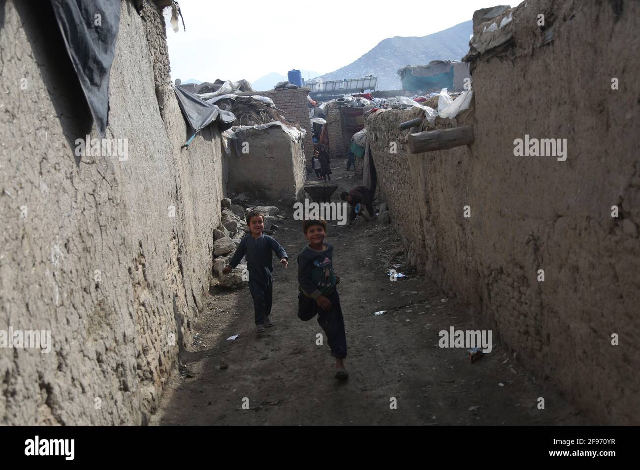 Kabul, Afghanistan. April 2021. Vertriebene Kinder spielen am 16. April 2021 in einem Flüchtlingslager in Kabul, Afghanistan. US-Präsident Joe Biden kündigte am Mittwoch an, dass alle US-Truppen vor dem 11. September aus Afghanistan abgezogen werden, eine Entscheidung, den längsten Krieg in der amerikanischen Geschichte zu beenden. Seit der Einreise nach Afghanistan im Oktober 2001 haben die US-Truppen mehr als 30,000 zivile Todesfälle verursacht, mehr als 60,000 verletzt und etwa 11 Millionen Menschen zu Flüchtlingen gemacht. Quelle: Rahmatullah Alizadah/Xinhua/Alamy Live News Stockfoto