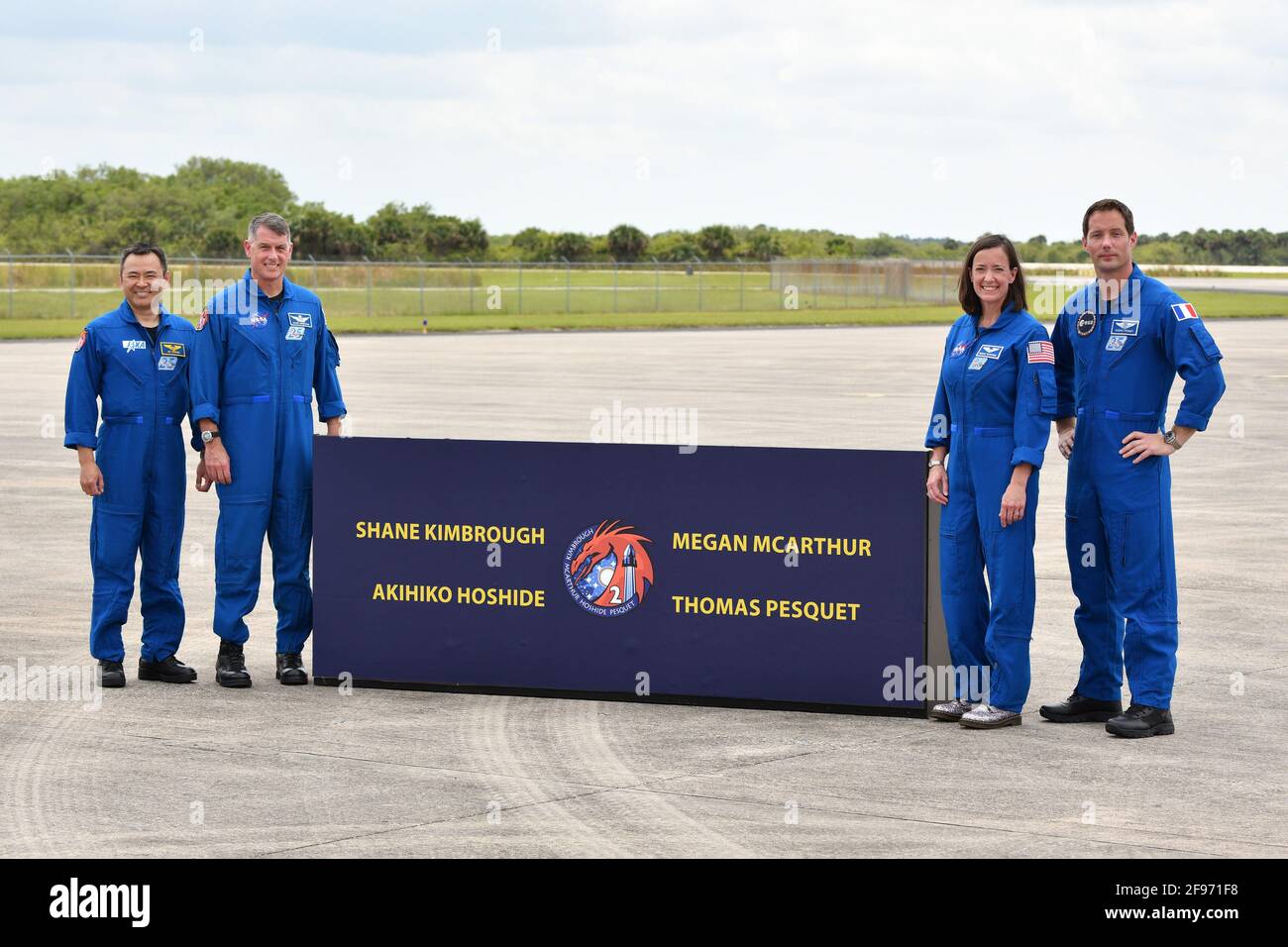 Der JAXA-Astronaut Akihiko Hoshide, die NASA-Astronauten Shane Kimbrough und Megan McArthur sowie der ESA-Astronaut Thomas Pesquet (l bis r) posieren am Freitag, den 16. April 2021, für die Medien in der KSC-Landeeinrichtung im Kennedy Space Center, Florida. Die Besatzung bereitet sich auf den Start einer Mission zur Internationalen Raumstation vor. Foto von Joe Marino/UPI Credit: UPI/Alamy Live News Stockfoto