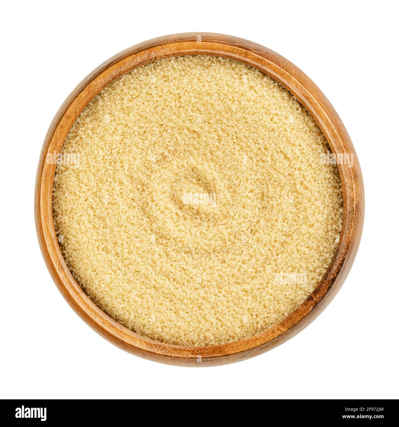 Demerara Zucker in einer Holzschüssel. Natürlicher Rohzucker, ein Sucrose-Zucker-Produkt mit ausgeprägter gelb-brauner Farbe aufgrund von Melasse. Stockfoto