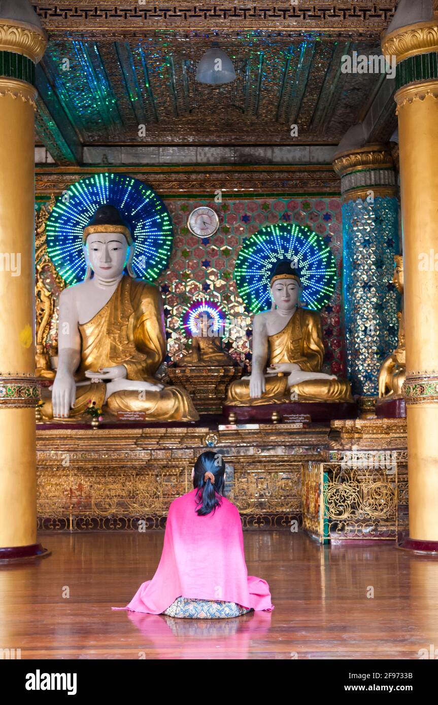 Die Shwedagon-Pagode, Vertrauen in Buddha, Vertrauen und Vertrauen sind nach dem Buddha die Grundlage der rechten Kontemplation Stockfoto