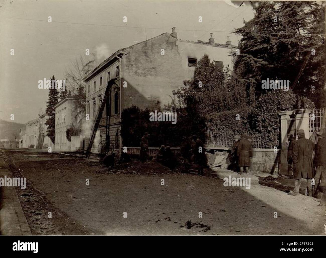 Haus in Dervia Delusia 4 in Görz, während der dritten Isonzo-Schlachtung 19-29.xi.1915, Einheit mit Löscharbeiten. Stockfoto